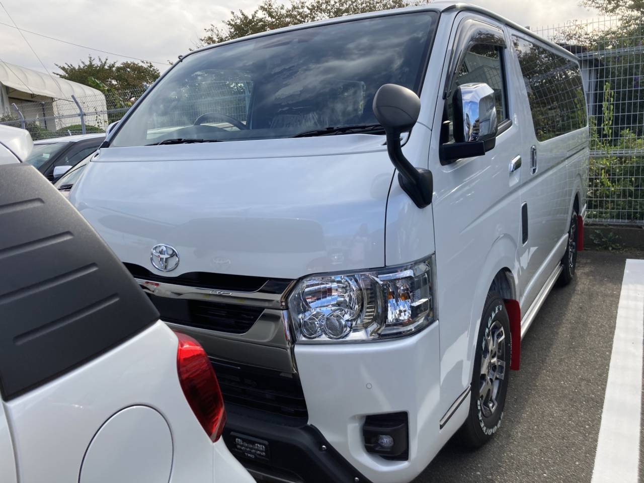 ハイエーススーパーGLダークプライム／GDH201V　TRDエアロ、アルミホイール、プッシュスタートボタン、LEDルームイルミなど取付