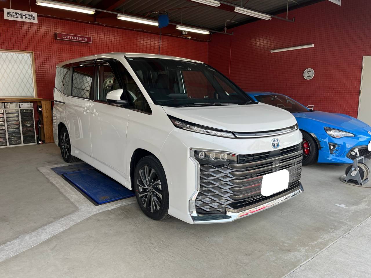 VOXY／MZRA90W　TVキット、インナーミラー型ドラレコ前後カメラ　取付